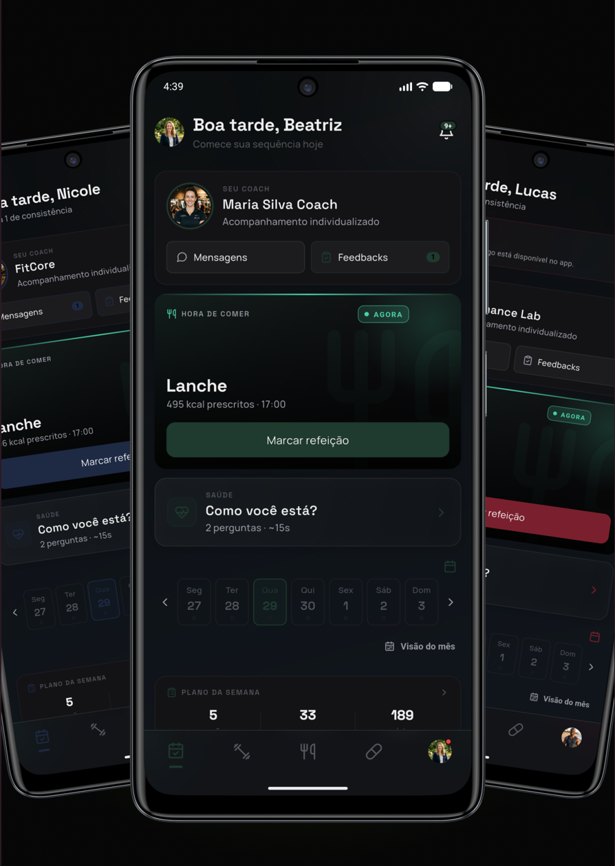 App do aluno: cada consultoria com sua marca, mockup mostrando FitCore, Maria Silva Coach e Performance Lab